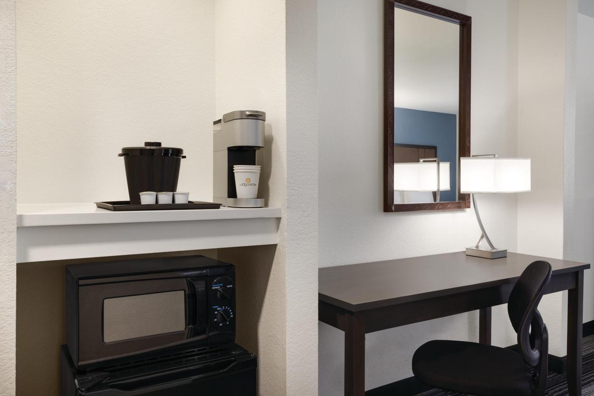 La Quinta By Wyndham Springfield Airport Plaza Hotel Ngoại thất bức ảnh