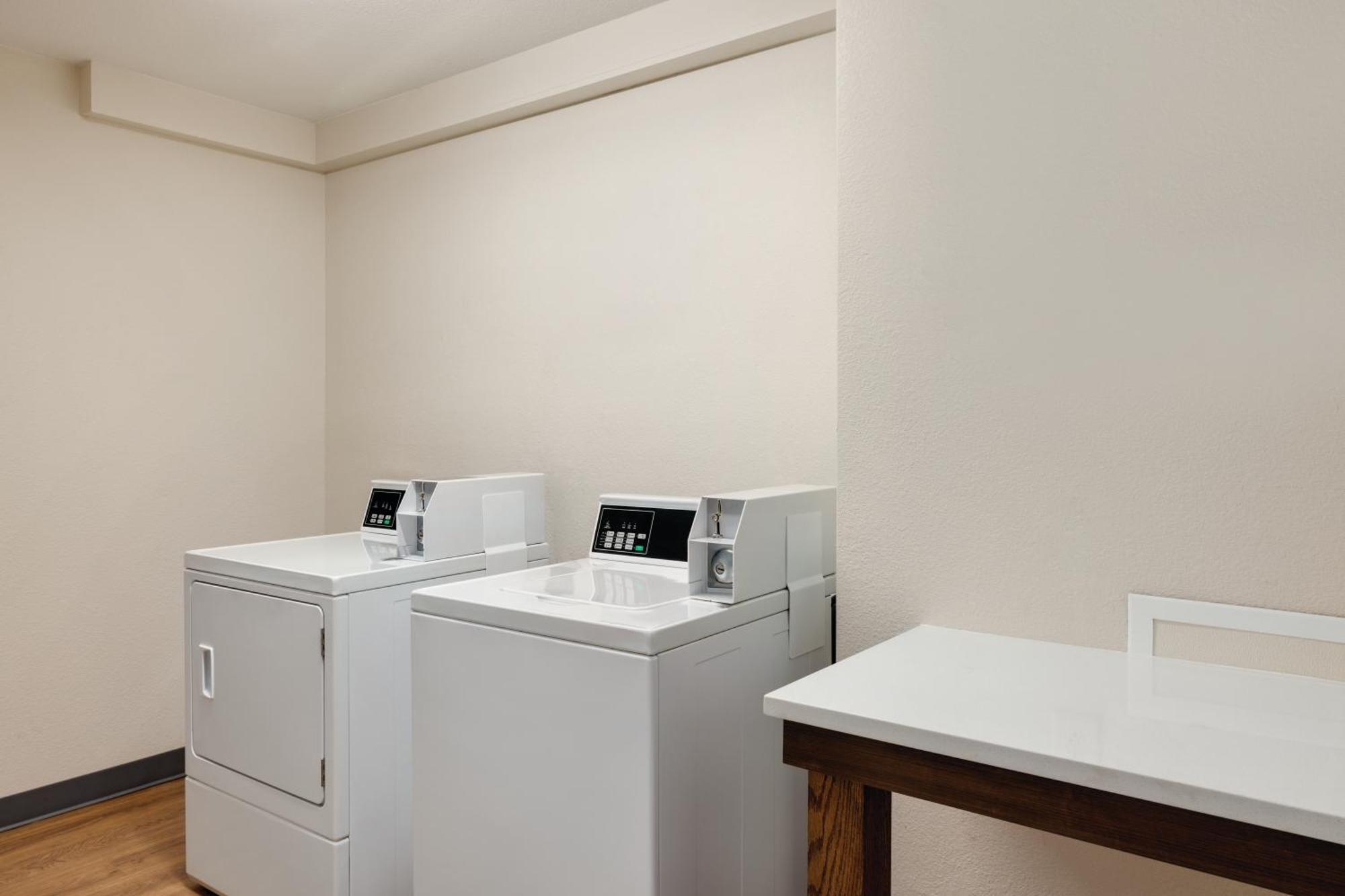 La Quinta By Wyndham Springfield Airport Plaza Hotel Ngoại thất bức ảnh